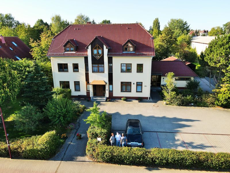 Modernes Architekten-Mehrfamilienhaus mit Arztpraxis und großem, sehr schönen angelegten Garten